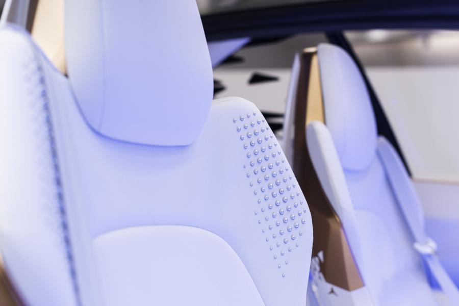 Детали интерьера Toyota Concept-i 2017 года  (фото 41 из 45)